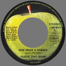 PLASTIC ONO BAND - JOHN LENNON - GIVE PEACE A CHANCE - GERMANY 1976 - 1C 006-90372 ⁄ APPLE 13 - pic 3